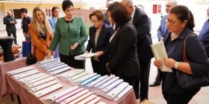 مولوجي تُشرف على تقديم هبة من كتب “البراي” للأطفال المكفوفين