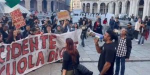 خالد يوسف وأبطال فيلمه يشاركون في مظاهرة بإيطاليا