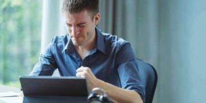 الكومبيوتر اللوحي أحد الأسباب الرئيسية لآلام الرقبة والكتفين