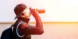 عبوة واحدة منها يمكن أن تكون ضارة.. مشروبات الطاقة تؤدي إلى تضيّق الشرايين لدى الشباب