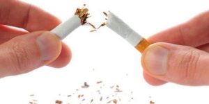 دراسة يابانية تكشف للمدخنين.. سجائركم تضر بآذان صغاركم!