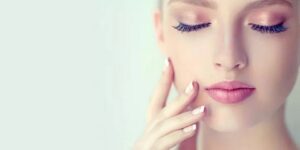 جمال وأناقة.. روتين صباحي أساسي للعناية ببشرة صحية