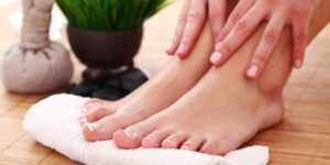 جمال وأناقة.. خطوات ونصائح العناية بالقدمين في الشتاء