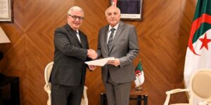 عطاف يستلم نسخا من أوراق اعتماد سفير المكسيك