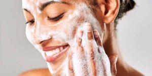 جمال وأناقة.. الفرق بين غسول الوجه ومنظف الوجه