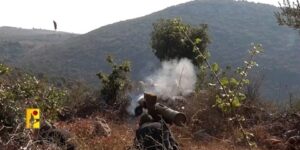 “24 مقذوفاً أُطلق من لبنان على الجليل الغربي”.. واستهداف ثكنة “شوميرا”