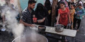 في دراسة صادمة: 64 % من سكان غزة يأكلون الحشائش لسد الجوع