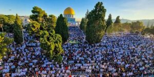 12 ألف مصل يؤدون الجمعة بالأقصى والاحتلال يقمع المصلين بمحيط البلدة القديمة