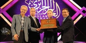 مؤسسة وسام العالم الجزائري تكرم الباحثين بشير حليمي وأحمد موساوي