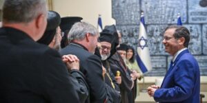 حماس تعبر عن صدمتها من اجتماع قادة مسيحيين برئيس الاحتلال