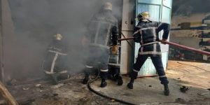 إخماد حريق بمستودع في الرويبة