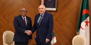 عطاف يستقبل الأمين العام لحزب المؤتمر الوطني الإفريقي لجنوب افريقيا