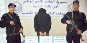 البويرة: القبض على مسبوق قضائي أطلق عيارات نارية على أفراد الشرطة