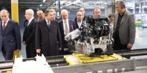 والي وهران في زيارة تفقدية لمصنع رونو الجزائر