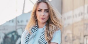 صهاينة يهاجمون منزل الفنانة الفلسطينية دلال أبو آمنة