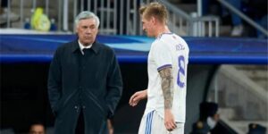 أنشيلوتي يطالب كروس بالبقاء لموسم آخر