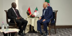 عطاف يجري محادثات منفصلة مع وزيري خارجية أنغولا و أوغندا