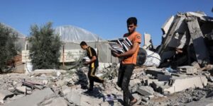 الكتب في غزة… من مصدر للثقافة إلى وقود للطهي والتدفئة