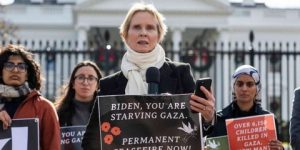 احتجاجًا على الهجمات في غزة.. سينثيا نيكسون وناشطون يضربون عن الطعام أمام البيت الأبيض
