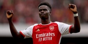 ساكا يُطلق تصريحاً مُثيراً عن حلم الدوري الإنجليزي