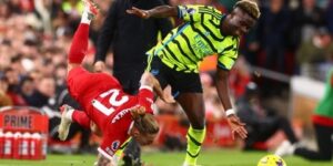 ليفربول يفقد ظهيره تسيميكاس لفترة طويلة بسبب الإصابة