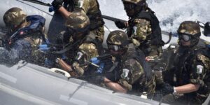 توقيف ثلاثة مغاربة اخترقوا حدود المياه الاقليمية الجزائرية