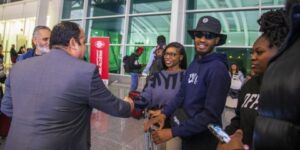 المدير العام للجوية الجزائرية يعاين ظروف تنقل المسافرين بمطار الجزائر الدولي