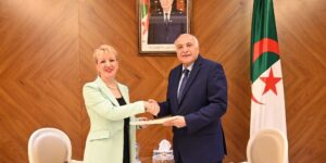 عطاف يستقبل السفيرة الجديدة لصربيا