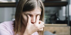 جديد الطب.. 6 أسباب لألم العين عند التعرض للإضاءة