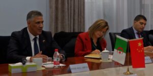 وزير السكن والعمران والمدينة محمد طارق بلعريبي يلتقي نظيره الصيني “ني هونغ”