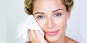 جمال وأناقة.. 5 أسباب لعدم استخدام المناديل المبللة على الوجه