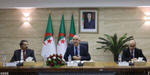 فايد يسلم رسائل المهام وعقود الأهداف والأداء للمدراء العامين بقطاع المالية