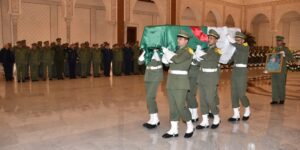 الفريق أول شنڨريحة يلقي النظرة الأخيرة على جثمان الفقيد اللواء أحسن سليمان