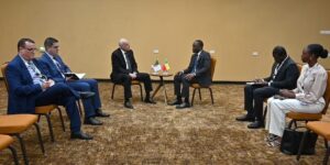 عطاف يجري محادثات ثنائية مع نائب الوزير الأول الصومالي ونظيره البنيني