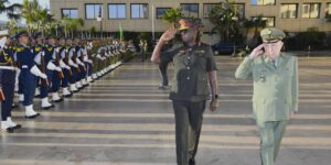 الفريق أول شنقريحة يستقبل رئيس أركان جيش جمهورية سيراليون