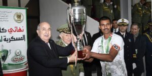نهائي الكأس العسكرية لكرة القدم: رئيس الجمهورية يسلم الكأس لقائد فريق الناحية العسكرية الأولى