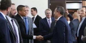 رخروخ يدعو أعضاء الوفد الأمريكي إلى “استغلال فرص الاستثمار المتنوعة والمتاحة”