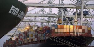 أعرق وأضخم شركة شحن يابانية تعلق حركة نقل بضائعها عبر البحر الأحمر