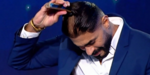 خالد سليم يحلق شعره على الهواء بسبب إصابة والدته بالسرطان