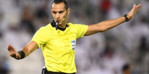 الحكم الجزائري مصطفى غربال يدير مباراة القمة بين كوت ديفوار و نيجيريا