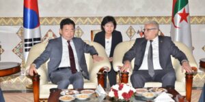 رئيس المجلس الوطني الكوري يصل إلى الجزائر.. وبوغالي في استقباله