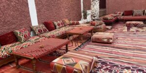 تحصي 15 هيكل استقبال سياحي.. توافد أفواج من السواح على الواحة الحمراء بتيميمون