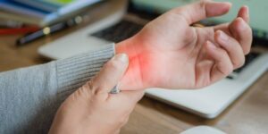 للمفرِطين في استخدام الكومبيوتر… احترسوا من متلازمة النفق الرسغي