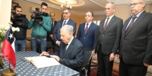 وفاة الرئيس الشيلي السابق: قوجيل يوقع على سجل التعازي بمقر سفارة الشيلي