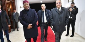 الأمين العام لاتحاد مجالس الدول الأعضاء بمنظمة التعاون الإسلامي يحل بالجزائر