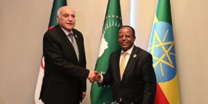 قمة الإتحاد الإفريقي: عطاف يجري بأديس أبابا محادثات ثنائية مع نظيره الإثيوبي
