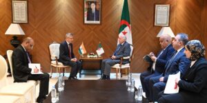 عطاف يتحادث مع سفير الهند بالجزائر