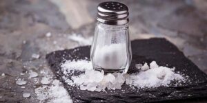 صحتنا في غذائنا.. هل الإفراط في تناول الملح يضر الحوامل؟