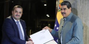عرقاب يسلم رسالة خطية من رئيس الجمهورية لنظيره الفنزويلي