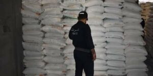 أمن العاصمة يحجز 200 قنطار أغذية دجاج وأعلاف أنعام